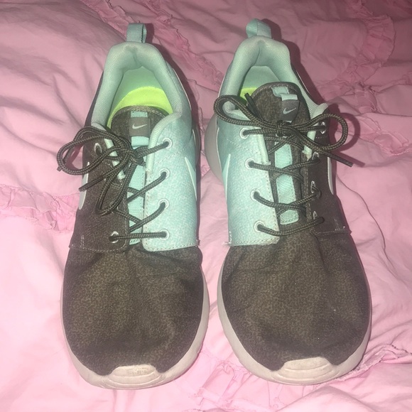 Nike shoes - Picture 1 of 5